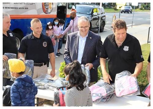 LEGISLATOR GAYLOR AND NASSAU PBA HAND OUT BACKPACKS TO STUDENTS IN VALLEY STREAM