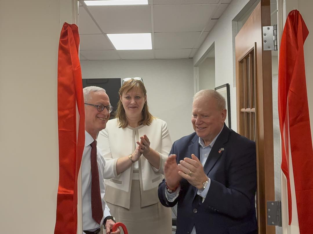 Drucker - Syosset ribbon cutting 1